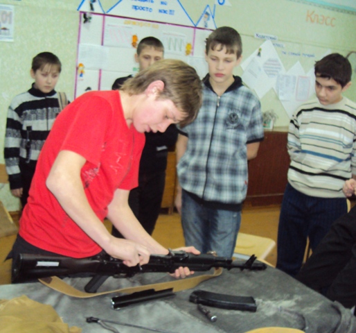 Севастопольские школьники посоревновались в разборке автомата