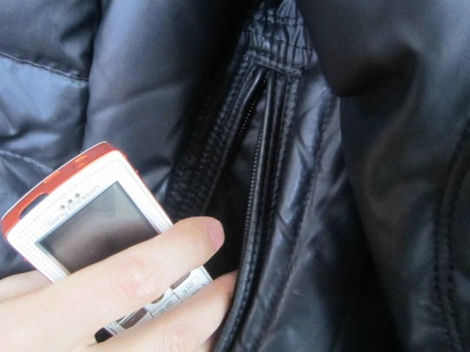 В Симферопольском районе задержали 18-летнего парня, причастного к серии краж мобильных телефонов