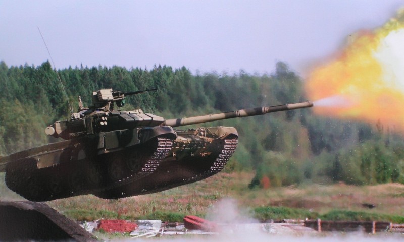 Крымские военные готовятся к биатлону на танках