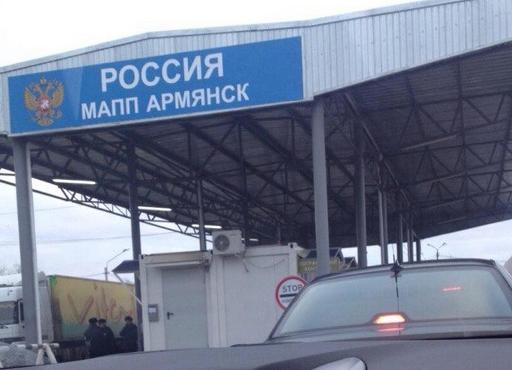 Таможенника из Крыма подозревают в пропуске контрабандных конфет через границу