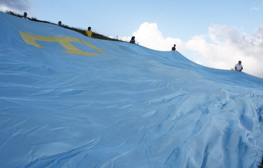 В Крыму в небе развернут самый большой крымскотатарский флаг