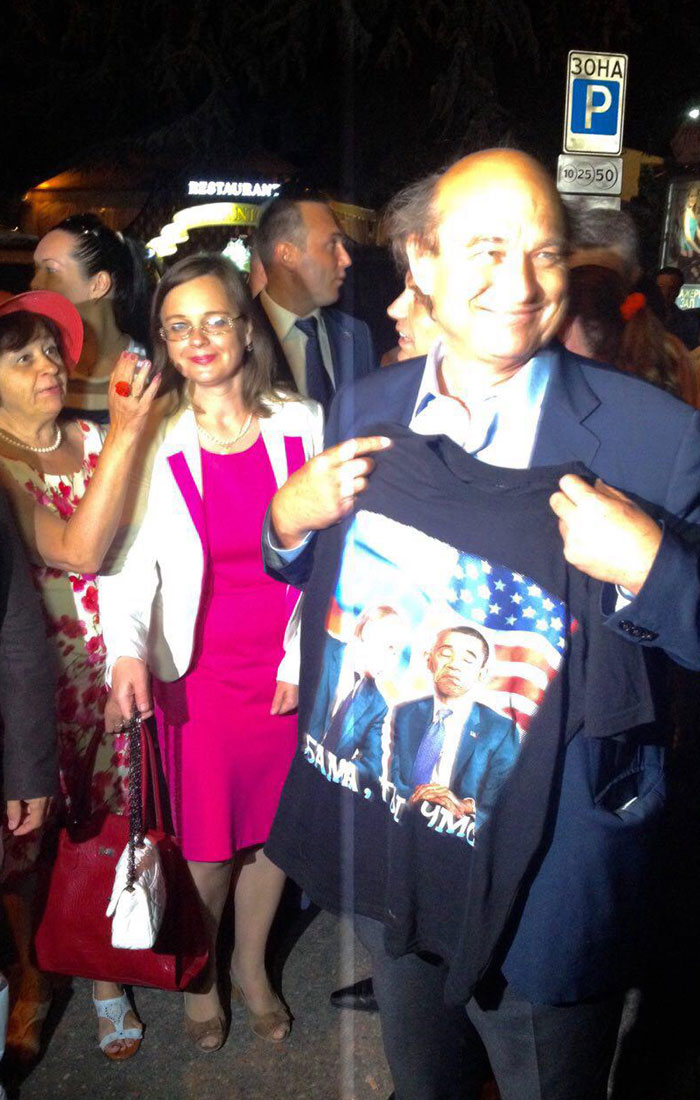 Депутату из Франции за футболку с Обамой могут закрыть въезд в США