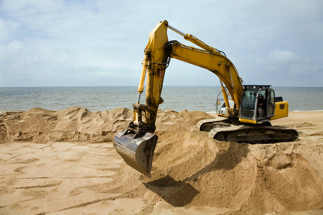 Евпаторийские власти пока не намерены прекращать добычу песка на Донузлаве
