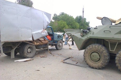 В Джанкое произошло столкновение грузовика и БТРа