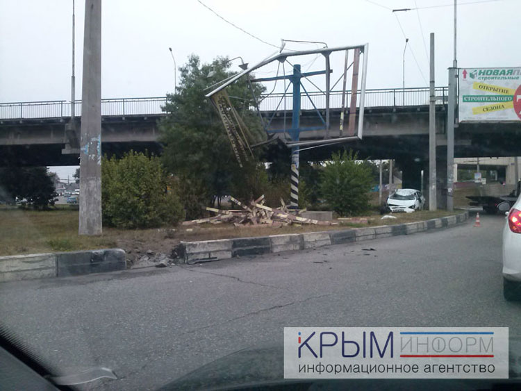 В Симферополе водитель протаранил билборд