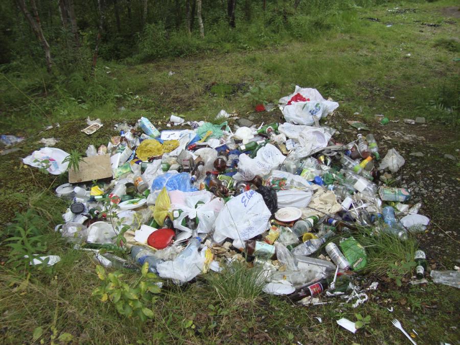 Ялтинские власти нашли причину скопления мусора на трассе, ведущей в город