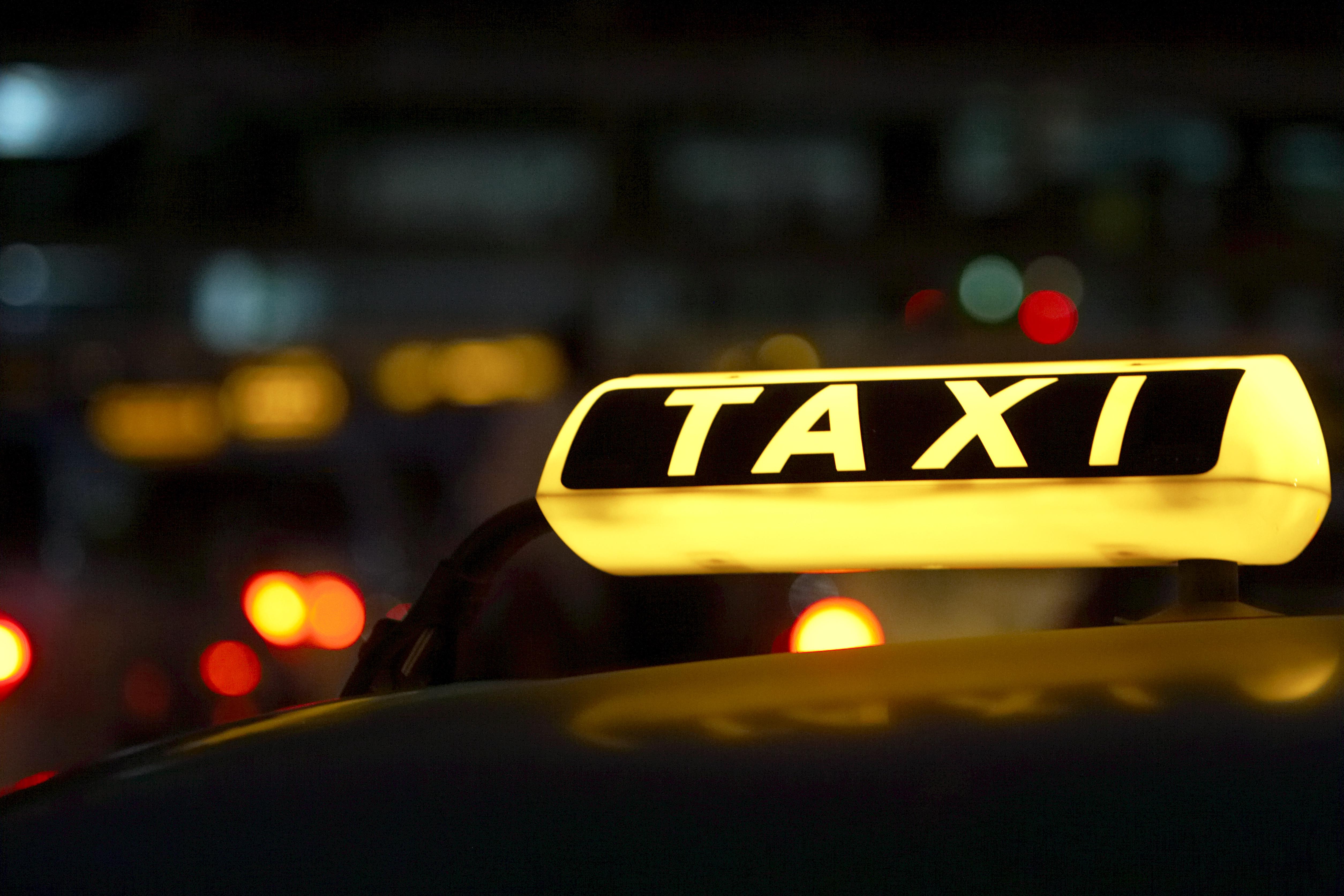 Возле симферопольского аэропорта таксисты обманывают туристов