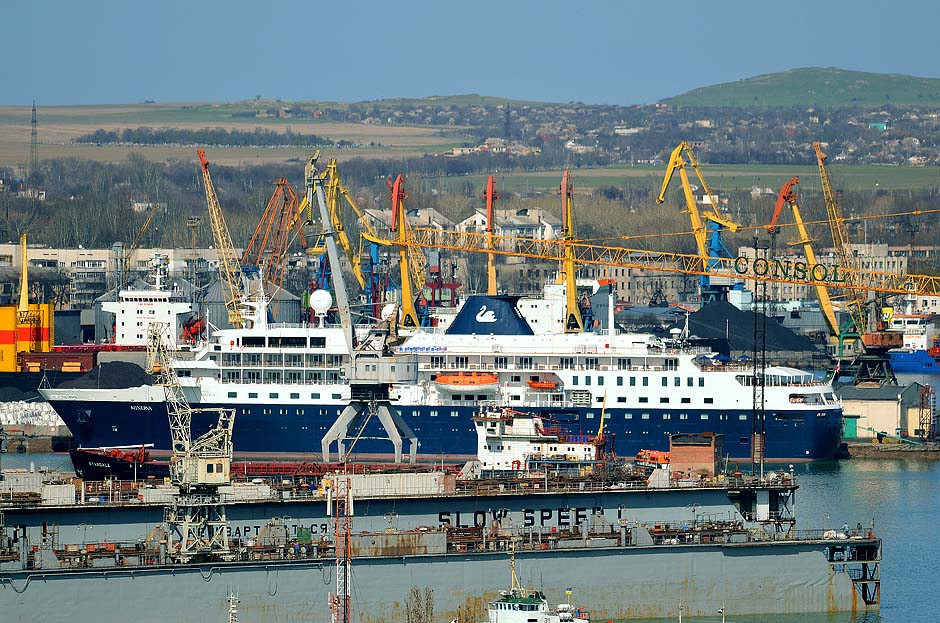 Международные санкции лишат больше 700 сотрудников Керченского морского порта работы
