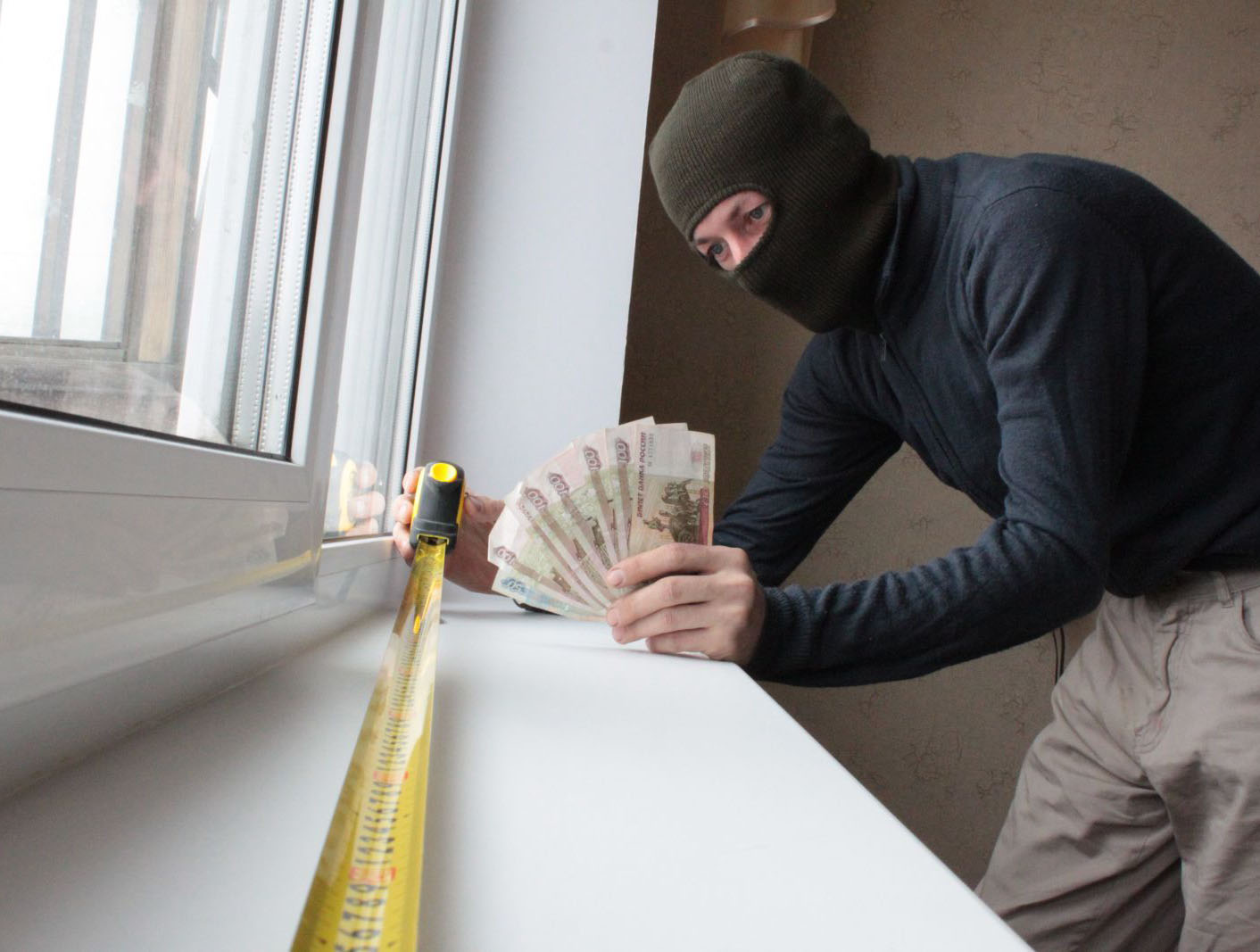 В Севастополе мошенник обманул граждан на четверть миллиона рублей