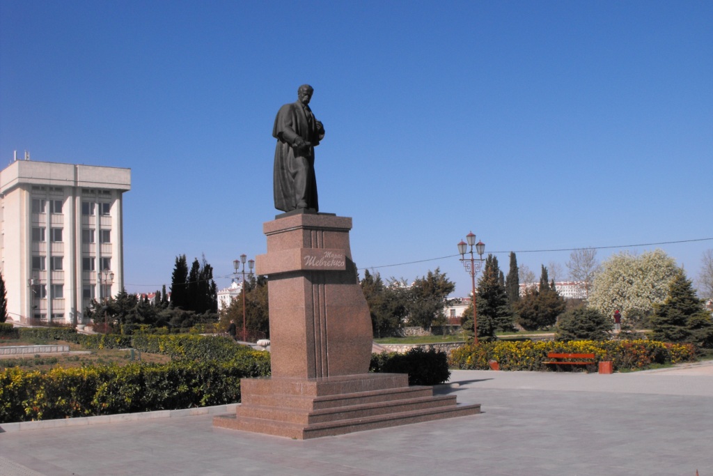 Севастопольцам мешает памятник Шевченко