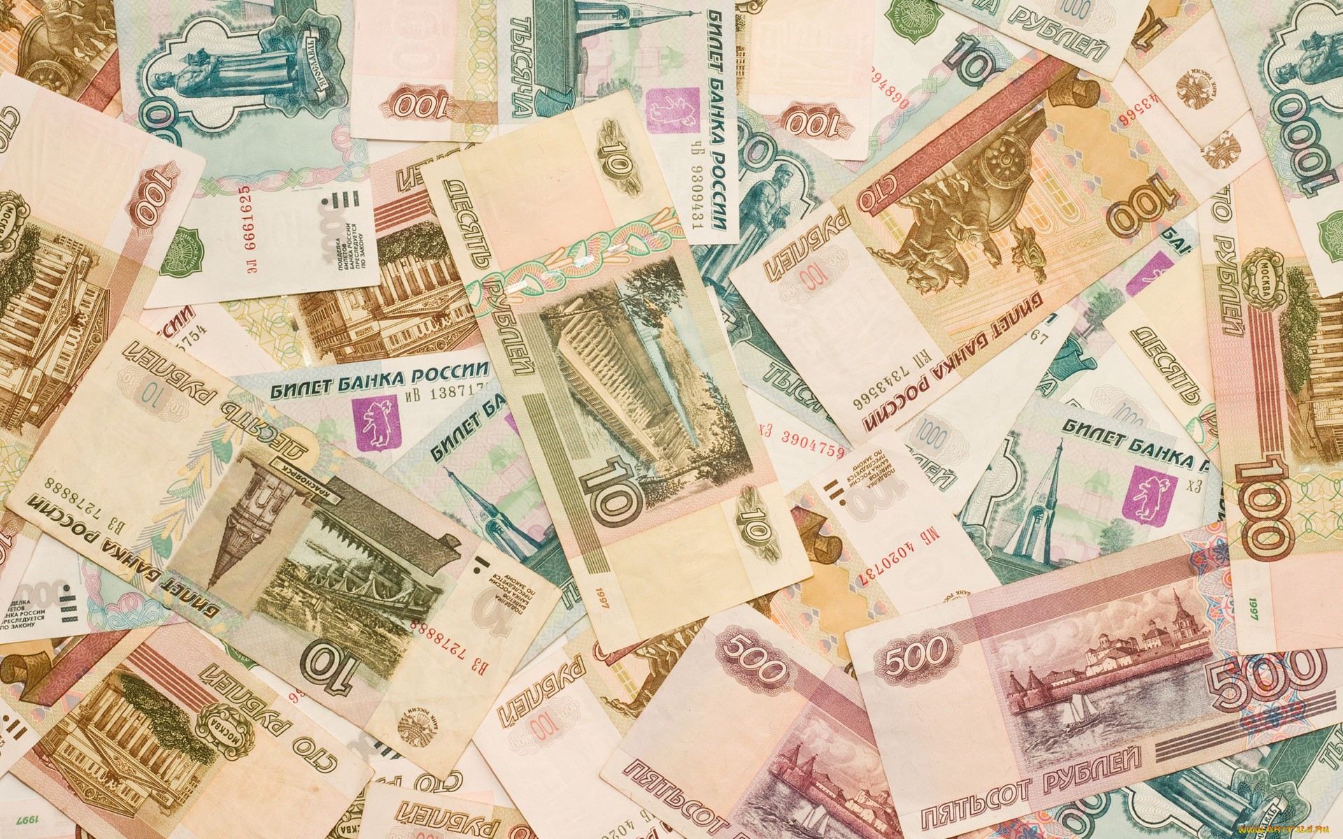 В Крыму мошенники, сбежавшие с деньгами обманутых вкладчиков, до сих пор не найдены
