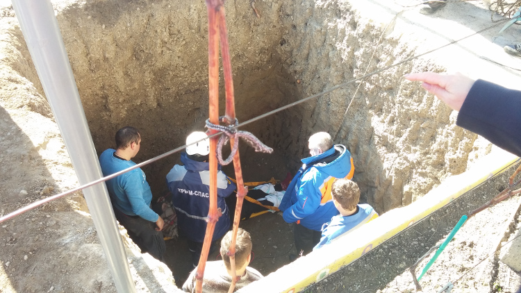 Судакские спасатели вытащили пенсионерку из четырехметровой ямы