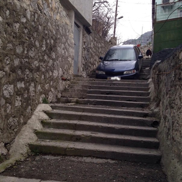 В Алупке водитель «припарковал» свой автомобиль прямо на пешеходной лестнице