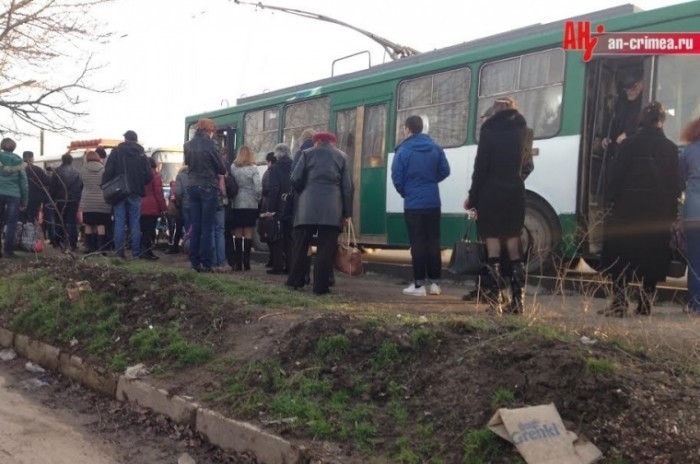 Под Симферополем в троллейбусе поломалась дверь из-за большого наплыва пассажиров