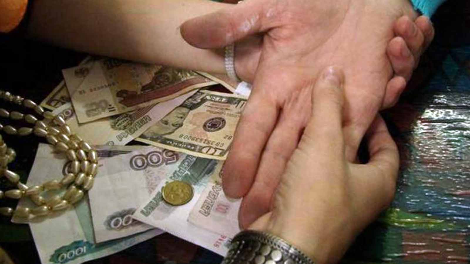 В Севастополе мошенницы за деньги снимали с пожилых людей «порчу»