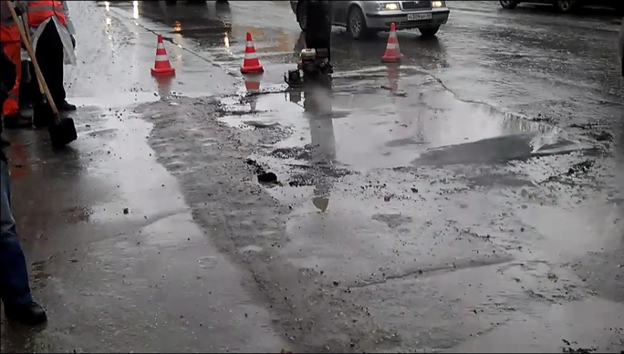 Крымские рабочие укладывают асфальт в дождь
