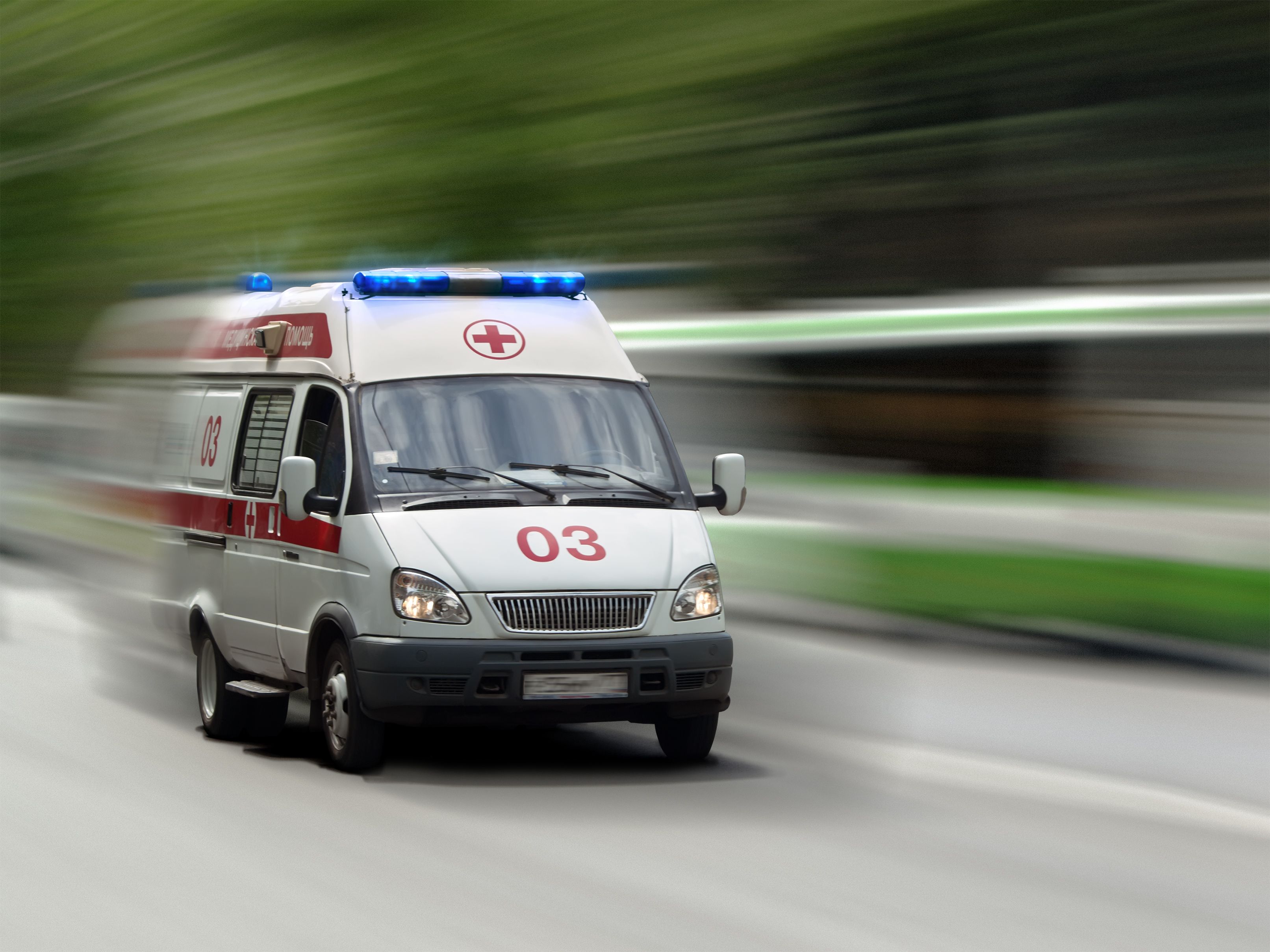 В Севастополе автомобиль без водителя травмировал трех женщин