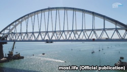 Экстремалы-яхтсмены прошли под аркой Крымского моста (фото)