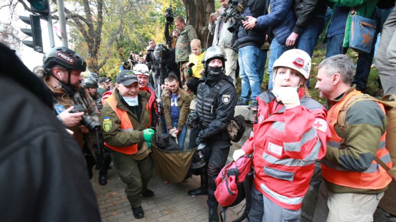 В Киеве между митингующим и силовиками произошла потасовка, есть пострадавшие