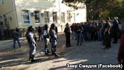 Под судом в Симферополе более сотни крымчан собрались поддержать задержанных в Бахчисарае – активист (+ фото)