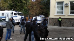 Под судом в Симферополе более сотни крымчан собрались поддержать задержанных в Бахчисарае – активист (+ фото)