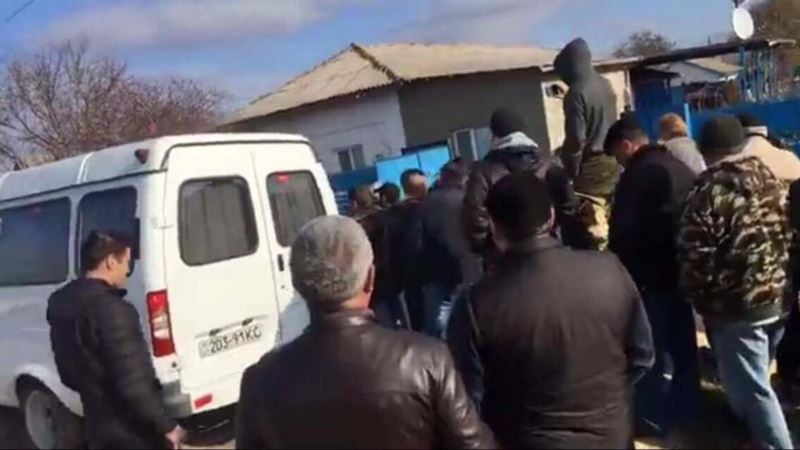 Активисты сообщают о задержании после обыска в доме учительницы крымскотатарского языка