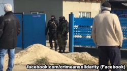 Активисты сообщают о задержании после обыска в доме учительницы крымскотатарского языка