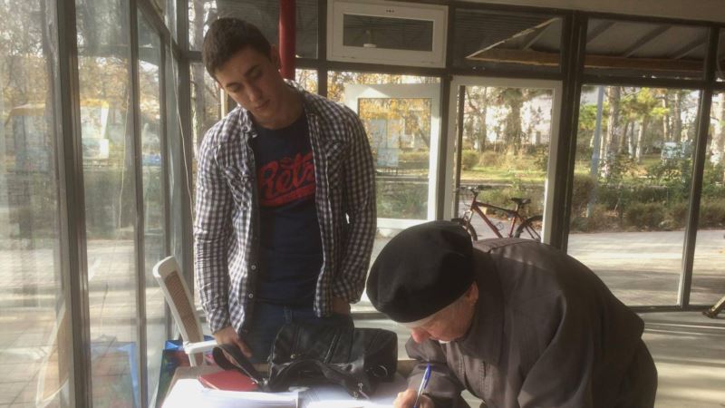 В Старом Крыму около 200 силовиков пришли на сбор подписей против сноса кафе