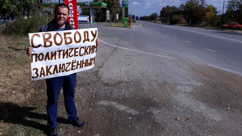 Против восьми крымскотатарских активистов возбудили производства за одиночные пикеты – адвокат