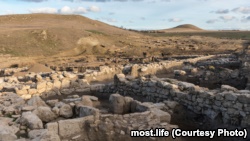 Археологи под Керчью исследуют древнее поселение, на месте которого проложат железную дорогу (+фото)