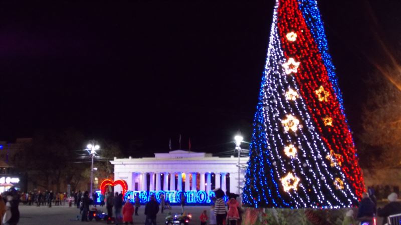 Севастопольцы поснимали украшения с новогодних елок (+фото)