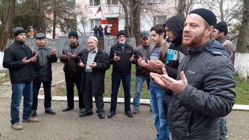 В Крыму более 60 крымских татар оштрафовали за одиночные пикеты