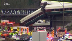 Железнодорожная катастрофа в США: вагоны упали на автомагистраль (видео)