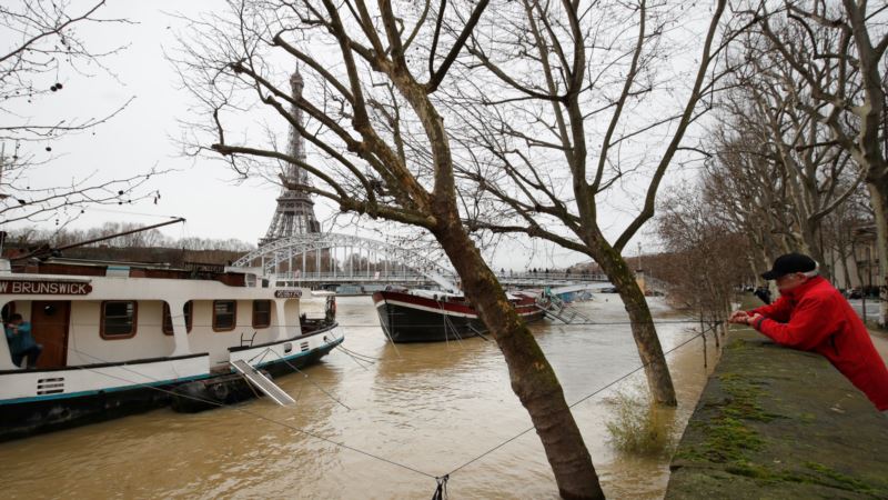 Наводнение в Париже: уровень воды в Сене достиг пика, 1500 человек эвакуировали