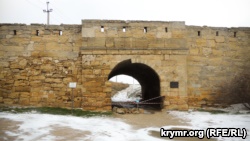 В Керчи обрушилась часть свода ворот крепости Еникале (+ фото)