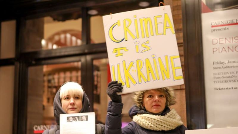 США: в Нью-Йорке протестовали против выступления российских музыкантов, поддержавших аннексию Крыма