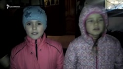 В Севастополе под Покровским собором колядуют дети (видео)