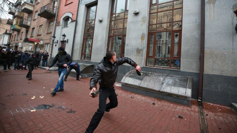 Участники акции праворадикалов разбили окна в здании «Россотрудничества» в Киеве