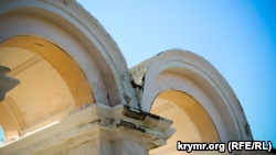 В парке Керчи разрушается арка, которую ремонтировали подрядчики из Ростова (+ фото)