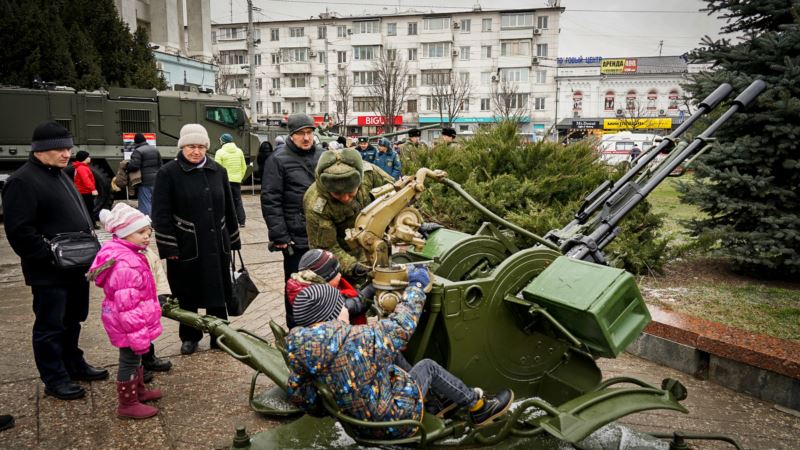 В Симферополе детям демонстрируют вооружение российской армии ( +фото, видео)