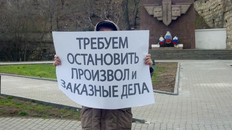 В Севастополе прошли одиночные пикеты, организованные «Русским блоком»