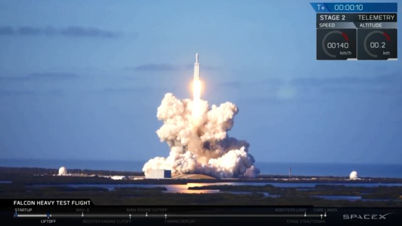 США: SpaceX запустила ракету Falcon Heavy с автомобилем Tesla внутри