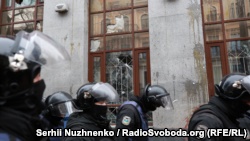 Участники акции праворадикалов разбили окна в здании «Россотрудничества» в Киеве