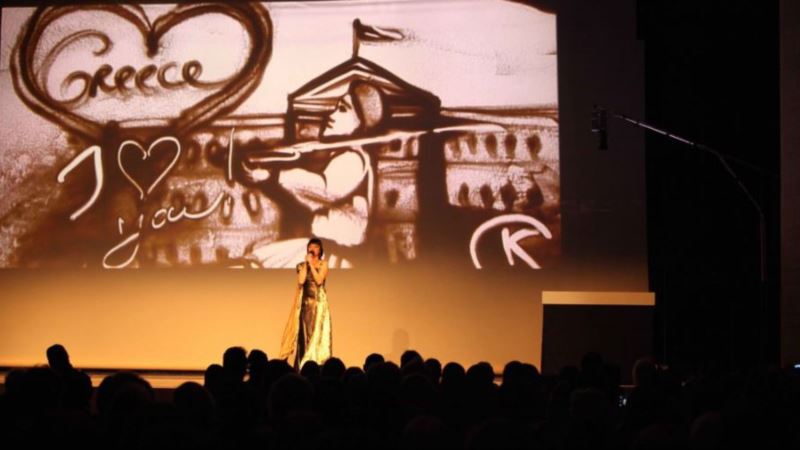 Крымская художница Ксения Симонова представила в Греции шоу «Песочные миры» (+фото)