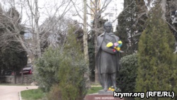 В Ялте возложили букеты цветов к памятнику Шевченко (+фото)