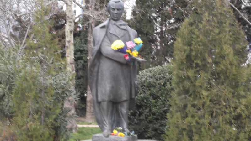 В Ялте возложили букеты цветов к памятнику Шевченко (+фото)