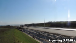 В Керчи асфальтируют участок дороги, примыкающей к Керченскому мосту (+фото)