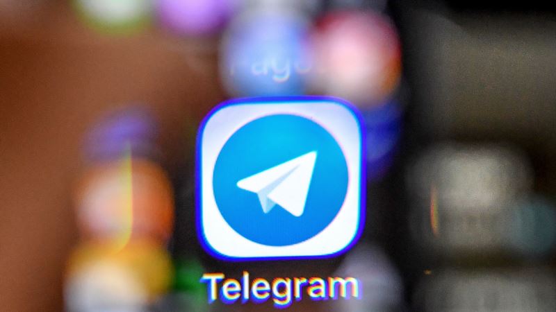 В России массово запускали бумажные самолетики в поддержку Telegram