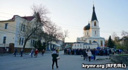 На службу в храм Украинской православной церкви в Симферополе прихожан пускали через металлодетекторы (+фото)