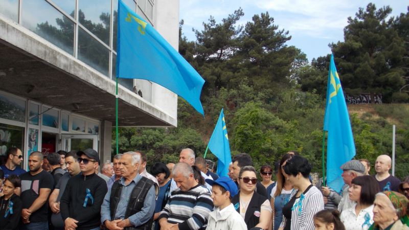 Ялта: на митинге памяти жертв депортации призвали освободить арестованных крымских татар (+ фото)